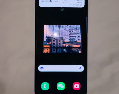 出三星s20 屏幕有小瑕疵。 感兴趣的话点...