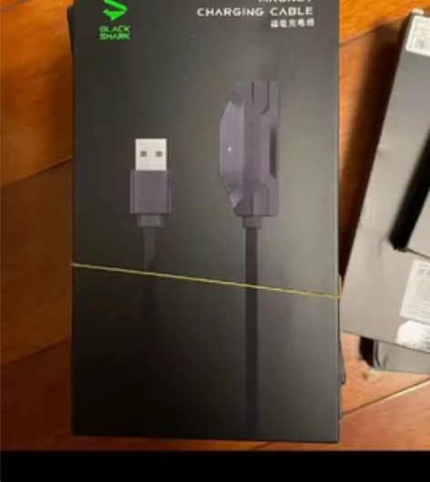 黑鲨3磁吸充电线两根，一长一短， 感兴趣的...