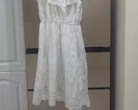 蕾丝露肩连衣裙，可以当吊带穿，也可以把袖子...