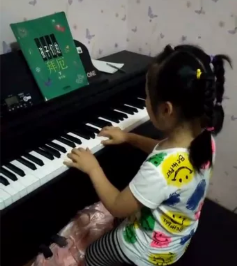 钢琴九成新，之前小孩学的，现在小孩不学了，...