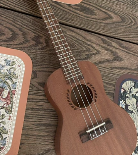 尤克里里几乎全新 弹了两次就不弹了 几乎全...