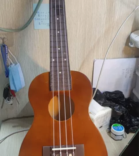 尤克里里 读研期间买的，明年六月份毕业，东...