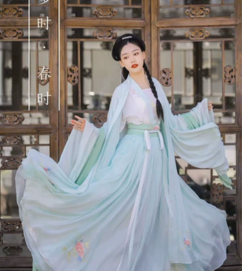 许多时汉服，春时，绿色四件套，大袖衫吊牌在...