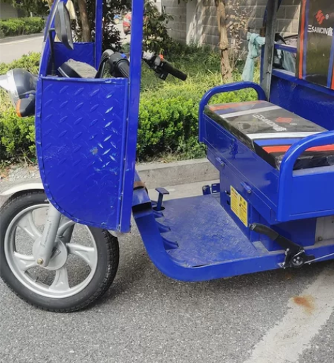 2.2米长，1.3米宽。八月份买的工程斗三...