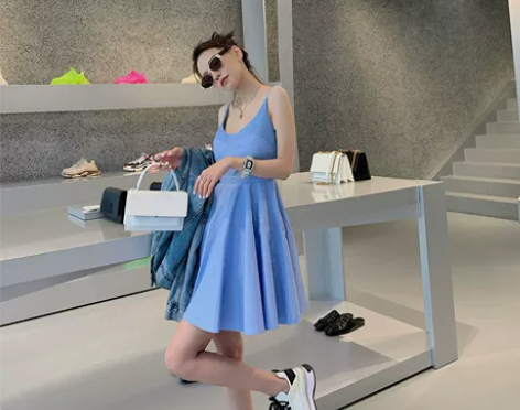 赵辰晨 法式显瘦吊带连衣裙女2020新款纯...