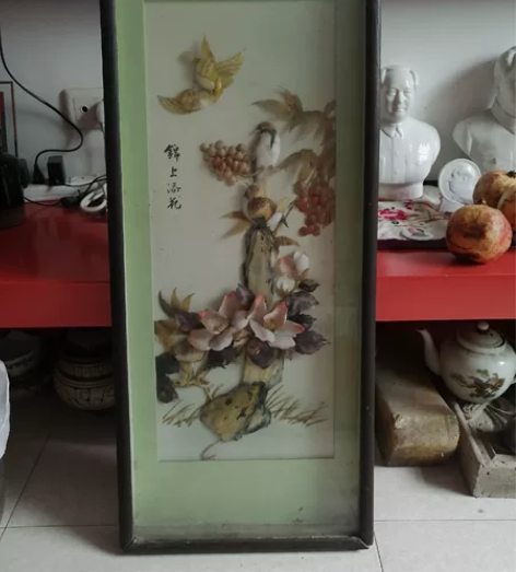 七八十年代的画，也看不懂是什么工艺品，喜欢...