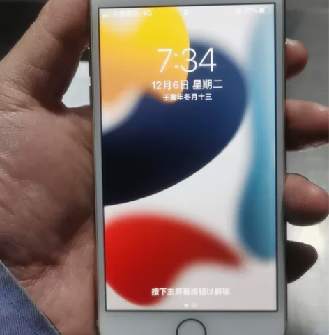七成新苹果小8屏幕有点刮花，其他没什么问题...