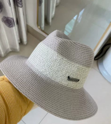颜色很百搭的草帽 也是实体店买的 没怎么用...