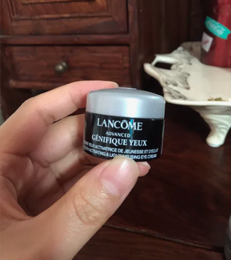 兰蔻小黑瓶发光眼霜5ml 买正装送的，日期...