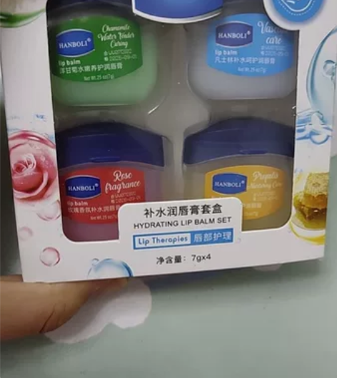 润唇膏套盒,给个邮费8块全部拿走,全新的,...