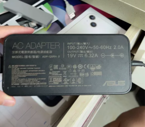 华硕飞行堡垒充电器 型号：ADP-120R...