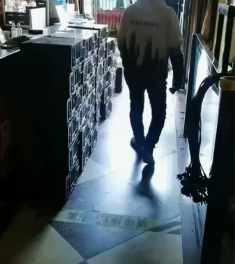 网吧已经拆机 处理吃鸡 联盟电脑 键盘鼠标...