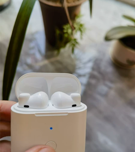 QCY T8s 九成新左右，无肉眼可见磕碰...