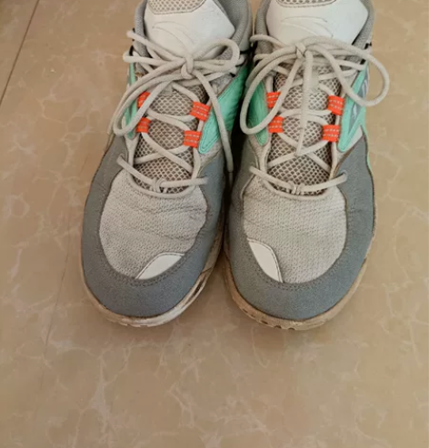 安踏篮球鞋,包裹性不错,现在不打篮球了,闲...