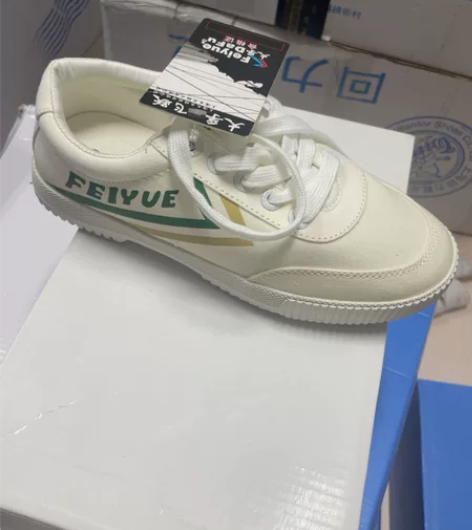 飞跃帆布鞋，尺码34码，全新正品。 感兴趣...