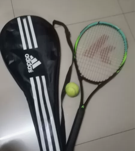 网球拍。送一个网球,袋子是阿迪达斯的,但是...