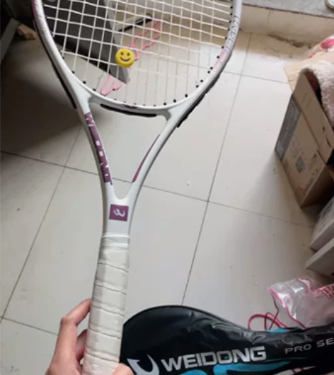网球拍全新，附带网球一个粉色九元买的，因为...