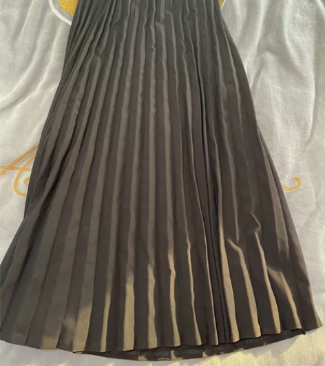 黑色伞裙 仅穿过一两次 均码 感兴趣的话点...