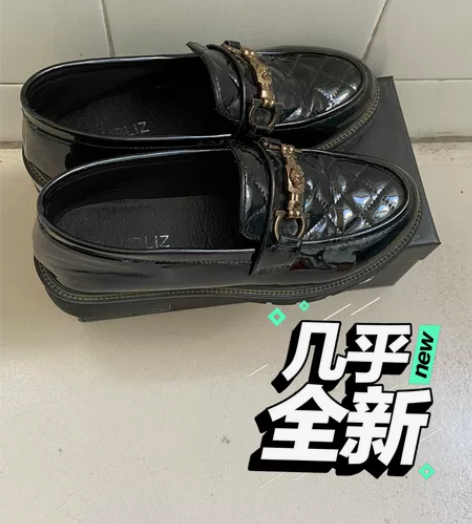 亮面小皮鞋，搭配裙子牛仔裤都可以，实体店买...