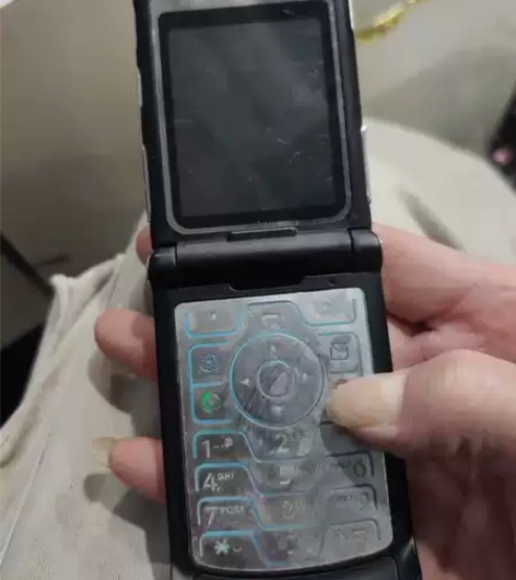 摩托罗拉翻盖手机。外壳有保护膜，后盖也有保...