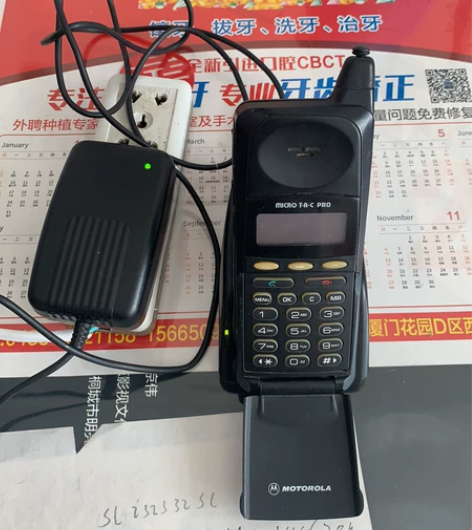 摩托罗拉模拟手机，应该是进口的，所有都是英...