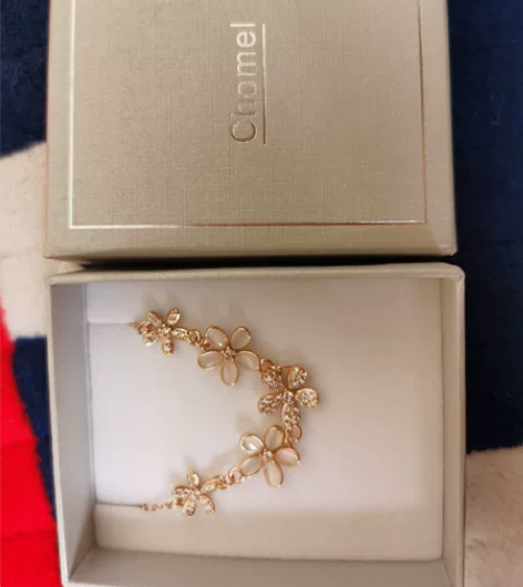 新加坡小众手链全新，柳丝木睫毛膏全新有封条...