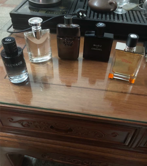 刚整理房间翻出来的香水,都是些大牌香水,平...