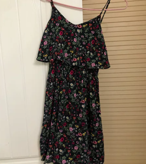 HM碎花连衣裙 买回来穿过一次外出旅游拍照...