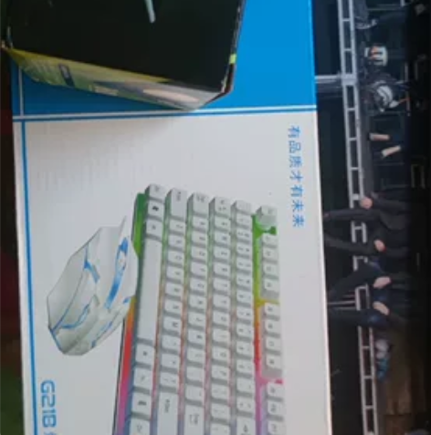 炫彩发光键盘，和低音炮电脑音响，还有发光变...