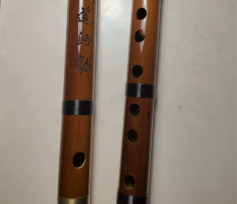 永华牌笛子，型号是红棕两节款F调，淘宝旗舰...