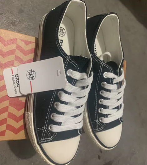 全新帆布鞋，实体店一百?买的，放那里没穿过...