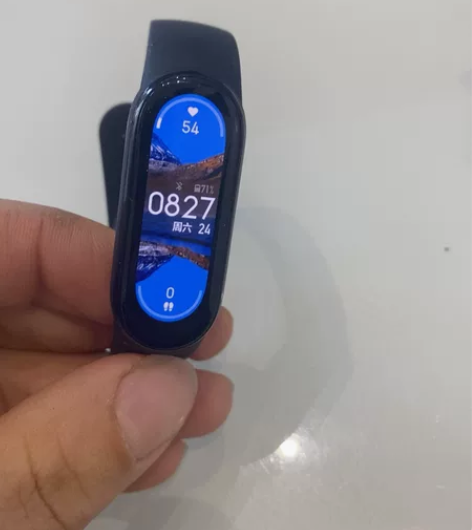 小米手环6.使用时间二个月，有一条小划痕，...