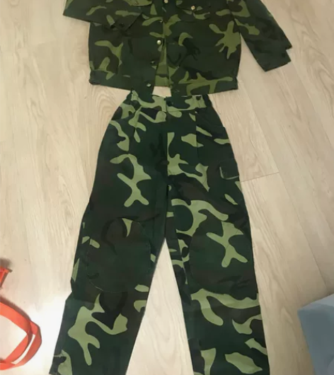小孩迷彩服有帽子 适合身高140的 每套4...