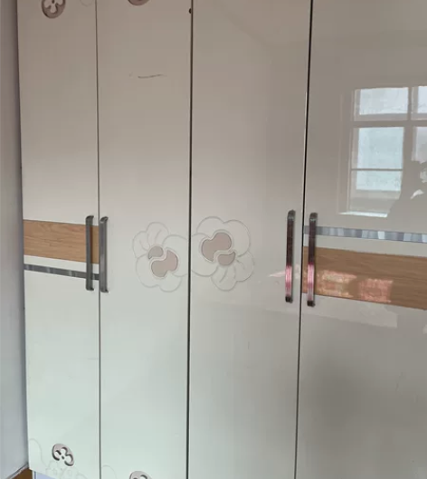 一张床，带床垫，2个可拆卸的大衣柜，8成新...