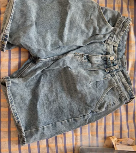 牛仔短裤，到膝盖上边 感兴趣的话点“我想要...