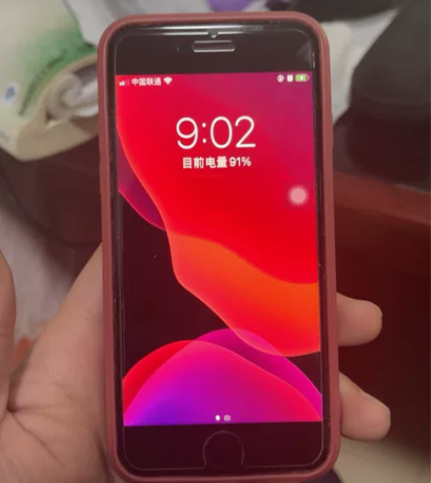 本人自用苹果8手机，没有任何磕碰，保修期内...
