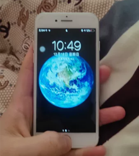 闲置银白色苹果8出手，一切正常 感兴趣的话...