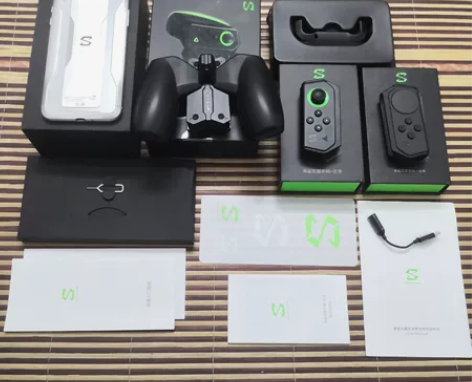 黑鲨2  运行流畅 带左右手柄 8+128...