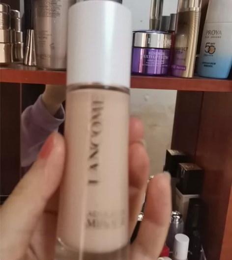 兰蔻水润啵啵粉底，用了一点，因为本人皮肤太...