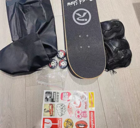 滑板 两套轮子 一套护具 一个背袋子新鲜了...