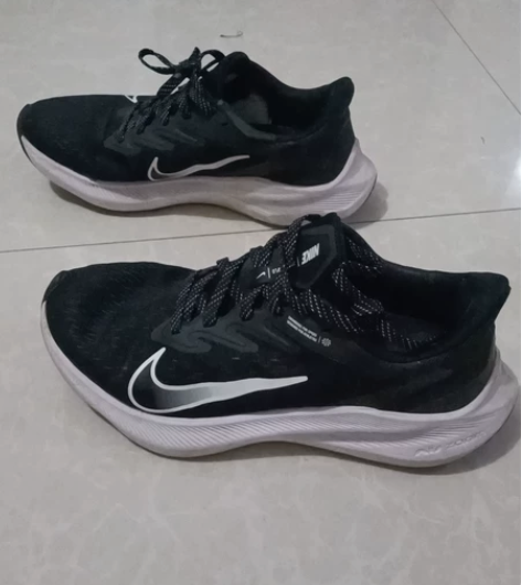 女款耐克运动鞋，40码，整体较新（但内侧帮...