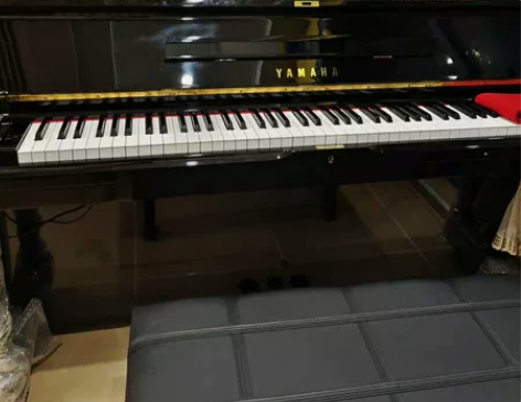 外婆给儿子买的雅马哈钢琴，开始还挺认真的，...