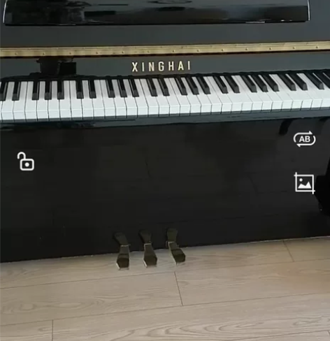 黑色XINGHAI牌钢琴。孩子上小学时，在...