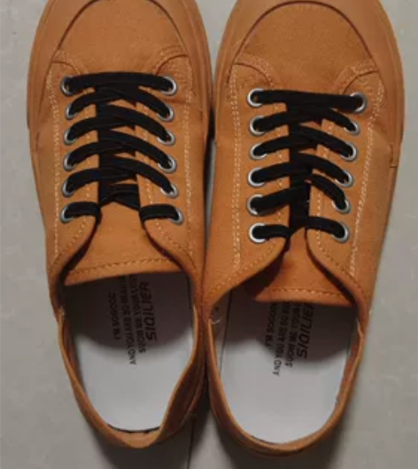 橘色帆布鞋没穿几次，但外边有一处开胶了，买...