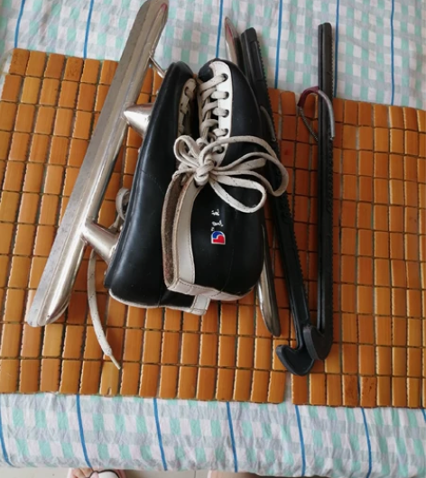 搬家甩货，黑龙牌44码滑冰鞋，冰刀长42c...