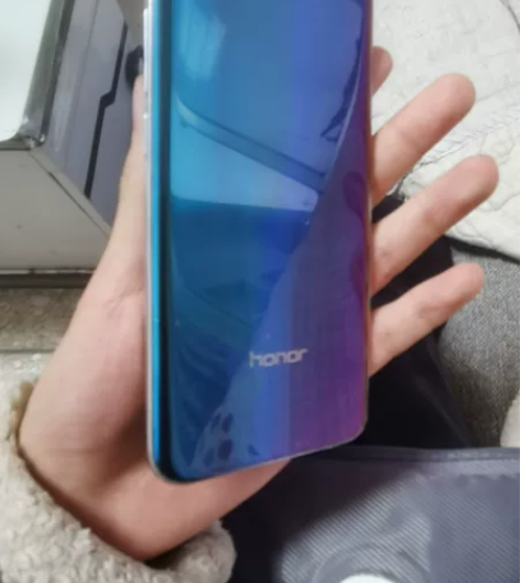 荣耀10，剐蹭痕迹明显，屏幕有一处小裂痕 ...