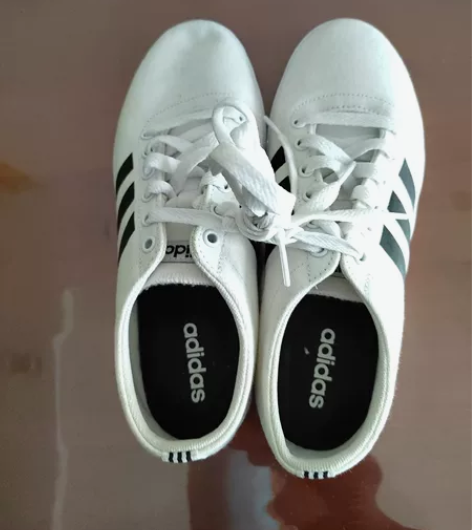 全新阿迪达斯男式运动鞋，特价一折处理，保证...