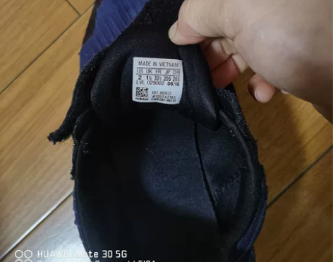 阿迪达斯男大童运动鞋，专柜买的，小孩嫌小，...