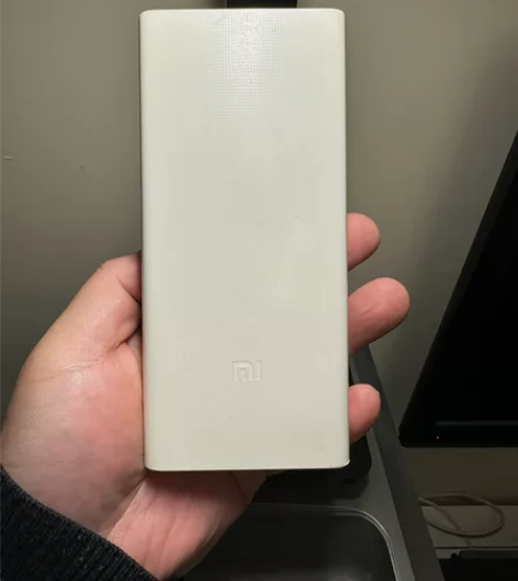小米2万毫安充电宝,磕碰如图,售出不退不换...