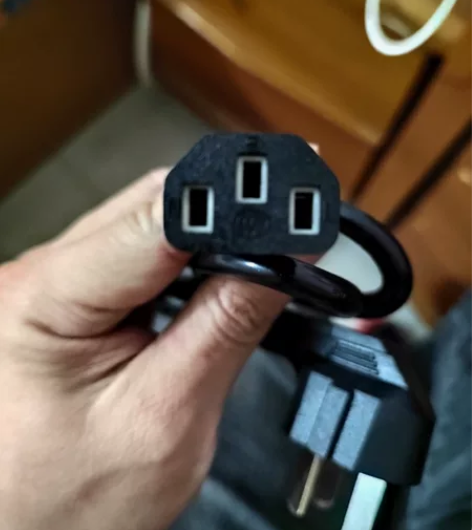 岀售闲置电脑主机电源线，三芯三孔10A，长...